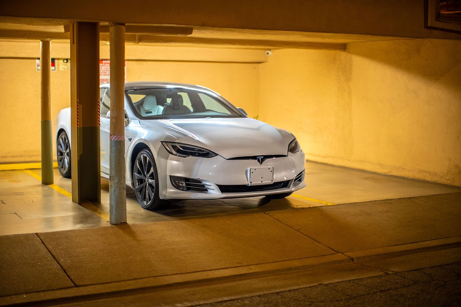 极速电能的精准控制：特斯拉 Model S 升级 RF820 碳陶制动套件