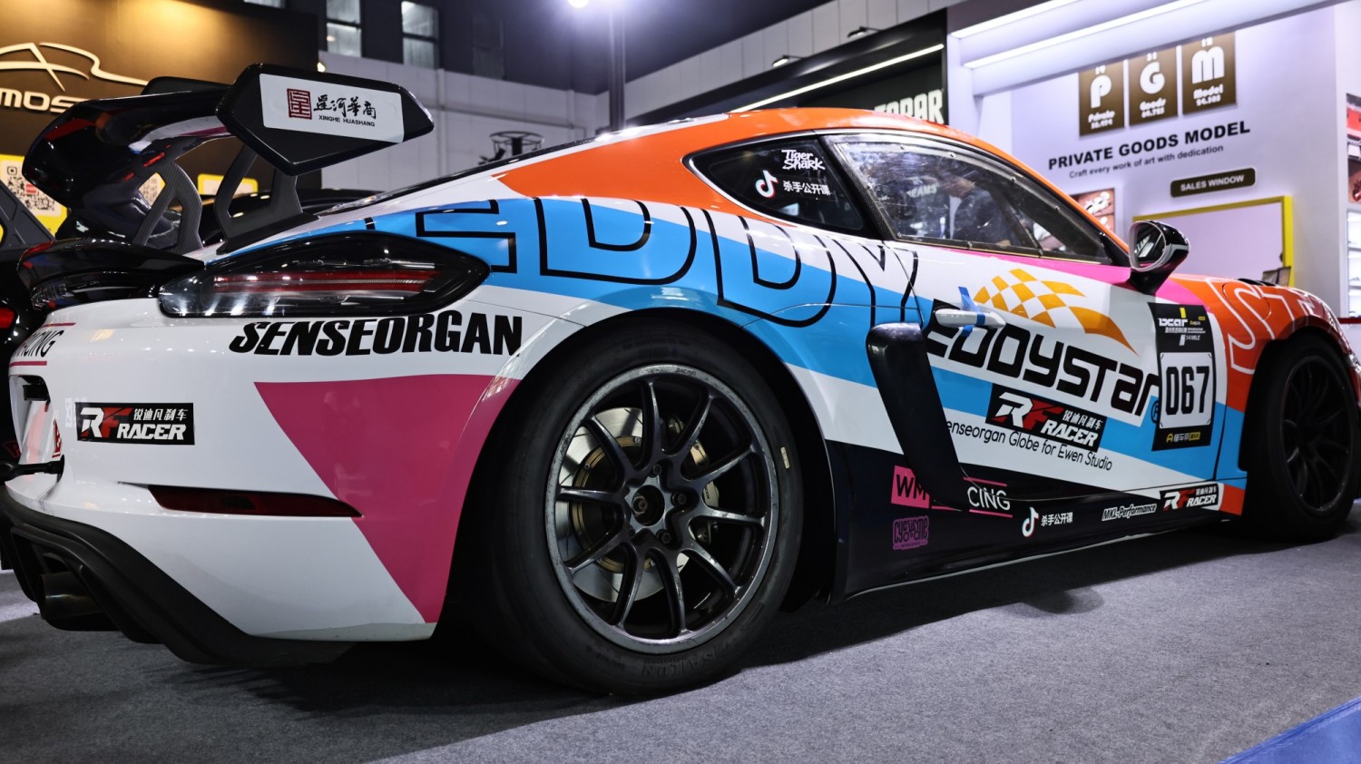 WM18Racing保时捷718赛车在展台呈现的赛事底盘细节