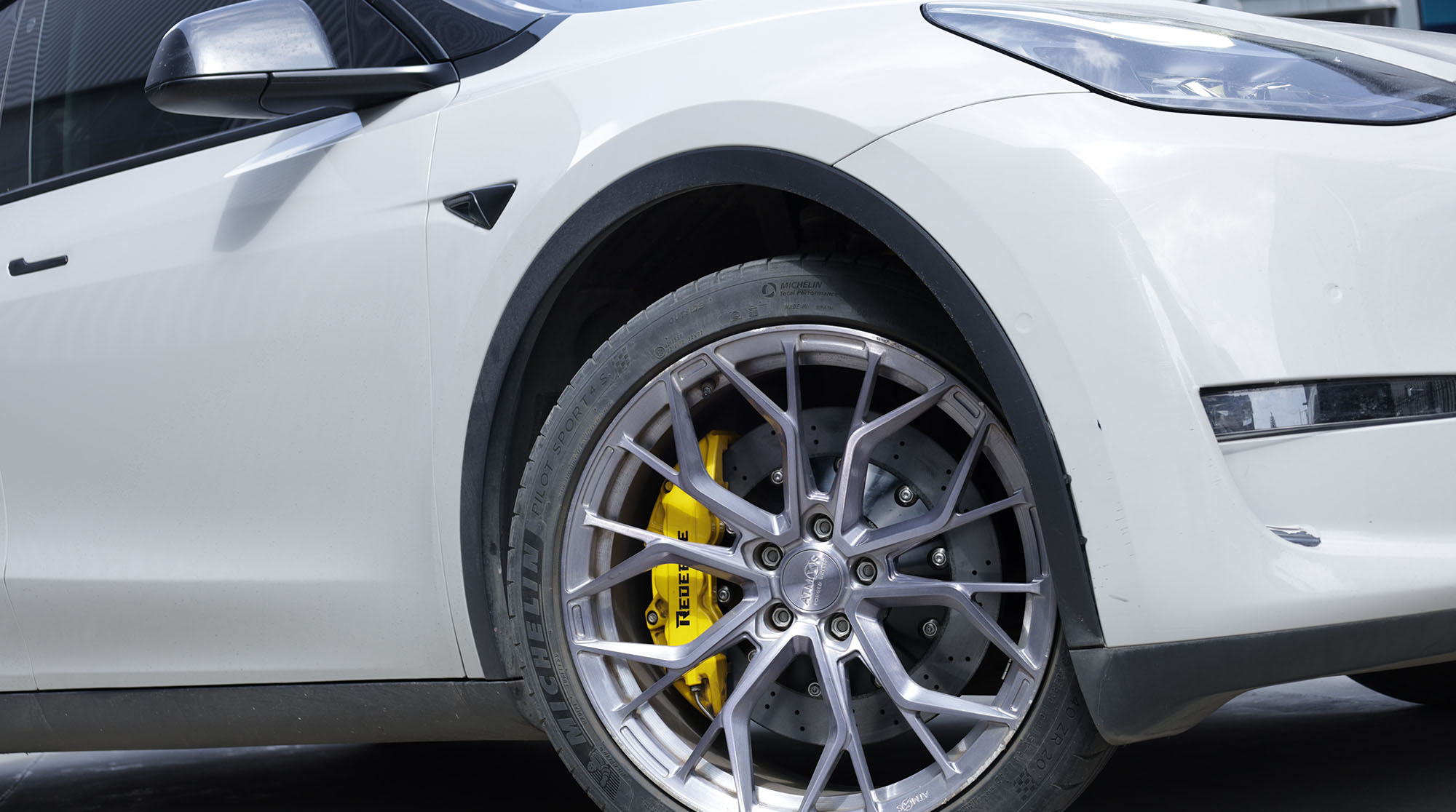 tesla-model-y-clean-wheel-carbon-ceramic-brakes-02